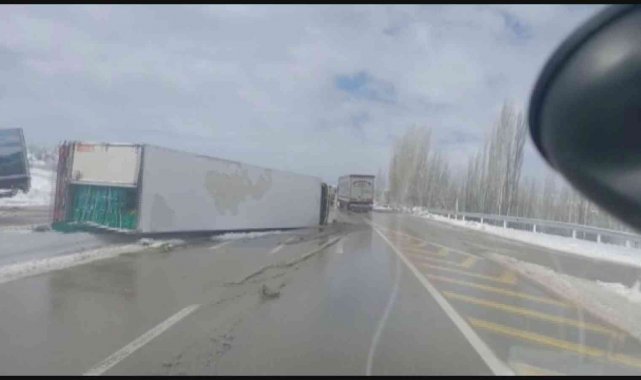 Devrilen tırlar yüzünden Afyonkarahisar-Antalya karayolu 1 saat ulaşıma kapalı kaldı