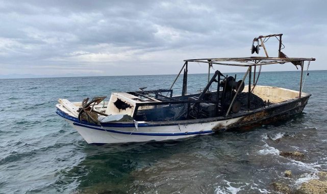 Didim&#039;de teknesi yanan kaptanı Sahil Güvenlik ekipleri kurtardı