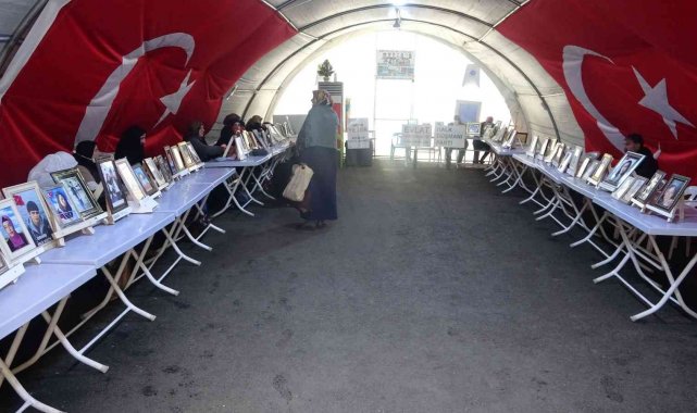 Diyarbakır anneleri, Türkiye&#039;ye Enerji Veren Kadınlar Ödülünü Emine Erdoğan&#039;ın elinden aldı