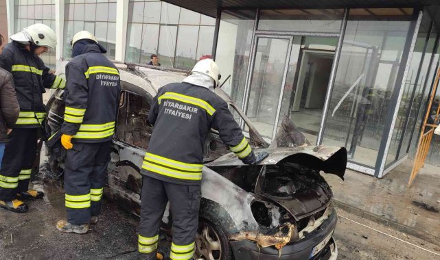 Diyarbakır&#039;da alevlere teslim olan hafif ticari araç kullanılamaz hale geldi