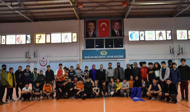 Diyarbakır'da bilek güreşinin yıldızlarına madalyaları takdim edildi