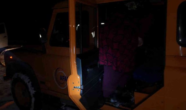 Diyarbakır'da karda mahsur kalan 5 kişiyi AFAD kurtardı