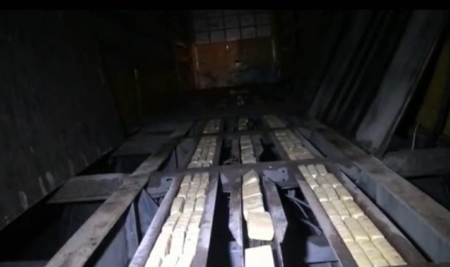 Diyarbakır&#039;da TIR&#039;ın dorsesinde zulalanmış 140 kilo eroin &#039;Risko&#039; ve &#039;Çiko&#039;nun burnundan kaçmadı