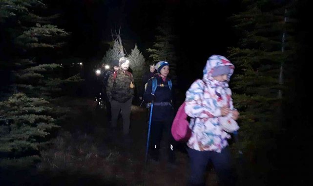 Doğa tutkunları gece yürüyüşünde