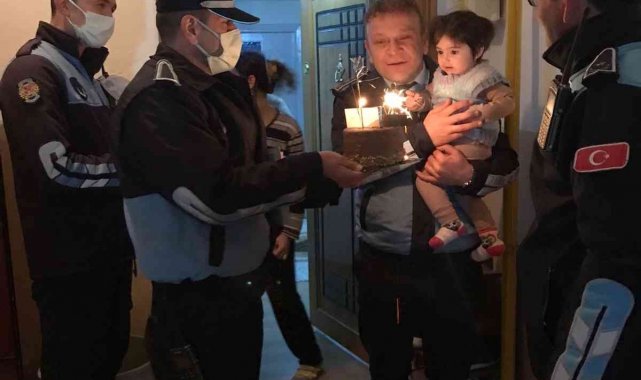 Doğum gününde kaybolan kimliğini pasta keserek teslim ettiler