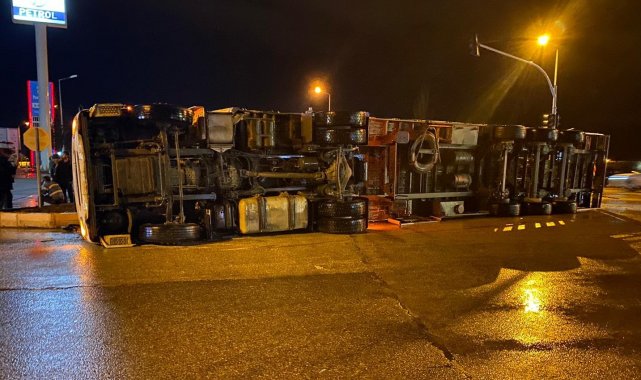 Dönüşü alamayan tır kavşakta devrildi