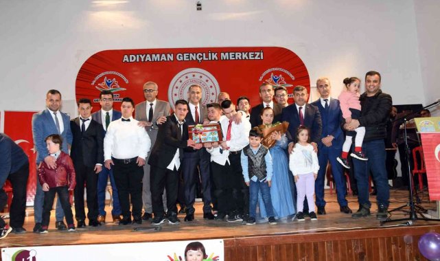 Down sendromlu çocuklar hem eğlendi hem eğlendirdi