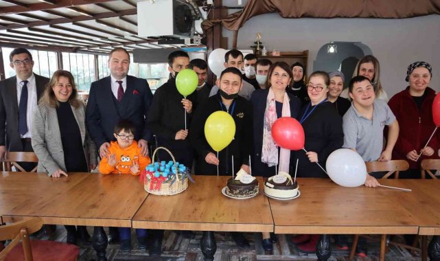 Down sendromlu çocuklar parmak boyası yaptı