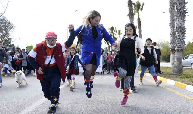 Down sendromlu çocuklar rengarenk çoraplarıyla yürüdü