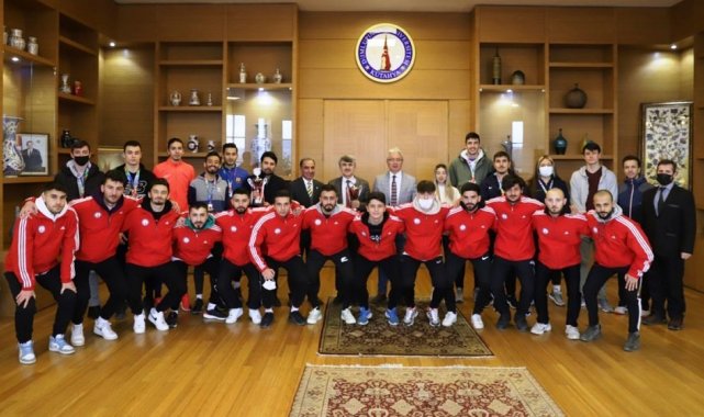 DPÜ atletizm ve futsal takımlarından Rektör Uysala&#039;a ziyaret