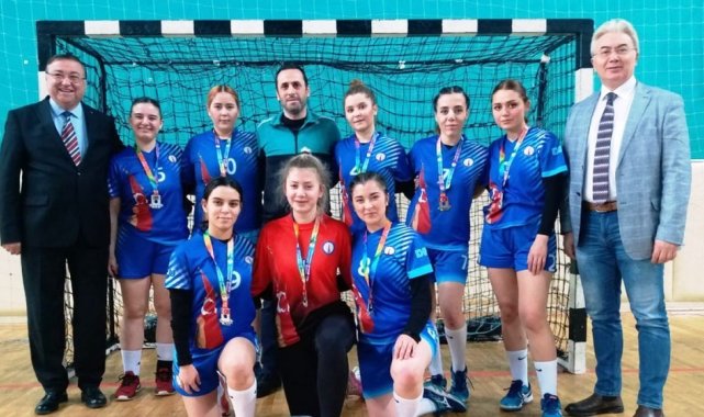 DPÜ Kadın Hentbol Takımı Süper Lig'e Yükselme Grubu'nda