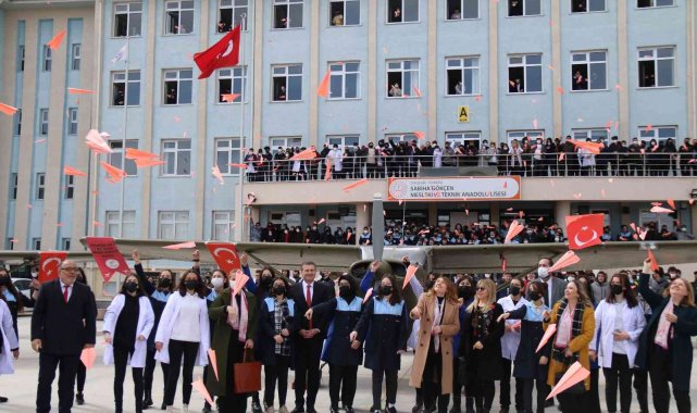 Dünya Havacı Kadınlar Haftası&#039;nda gökyüzüne pembe kâğıttan uçaklar fırlatıldı