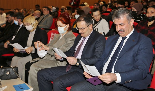 Dünya Şiir Günü'nü Vali Ayaz ve Rektör Çiftçi şiir seslendirerek kutladı