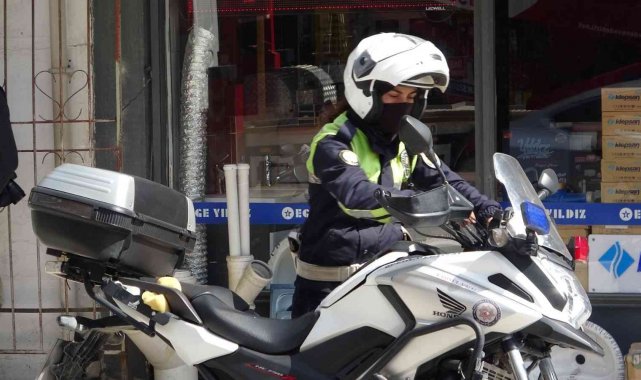 Dur ihtarına uymayan sürücü, kadın polisi 100 metre kaputun üstünde sürükledi