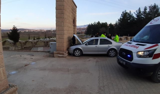 Duvara çarpan otomobildeki 2 kişi yaralandı
