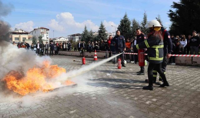 Düzce Belediyesinden öğrencilere yangın söndürme teknikleri