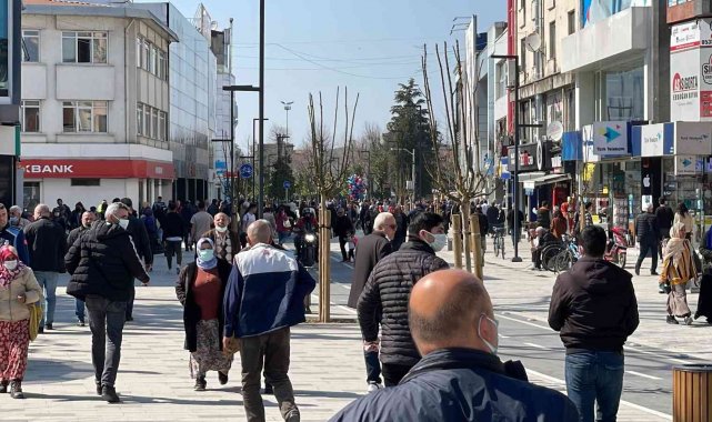 Düzce'de sıcak havayı fırsat bilen vatandaşlar, caddelerde yoğunluk oluşturdu