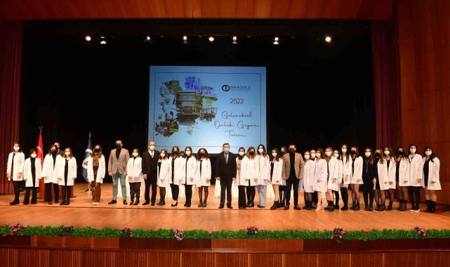 Eczacılık Fakültesi öğrencileri Rektör Erdal'ın katıldığı törenle önlüklerini giydi