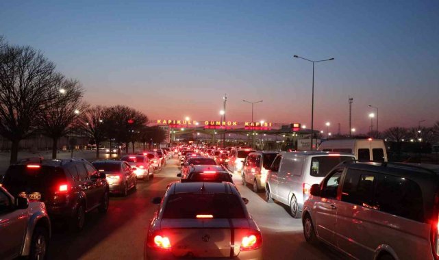 Edirne&#039;de alışverişten dönen Bulgarlar Kapıkule&#039;de uzun araç kuyruğu oluşturdu