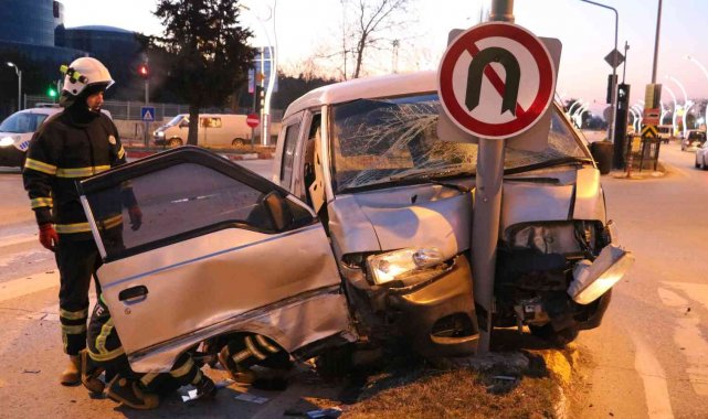 Edirne&#039;de panelvan önce taksiye, ardından direğe çarptı: 3 yaralı
