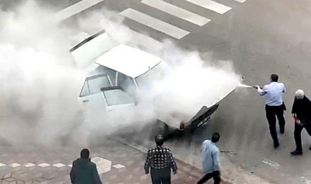 Edremit'te otomobil alev alev yandı, kamera saniye saniye yangını kaydetti