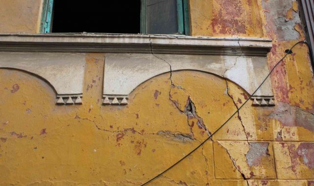 Efeler'de sahipsiz kalan tarihi evler, tehlike saçıyor