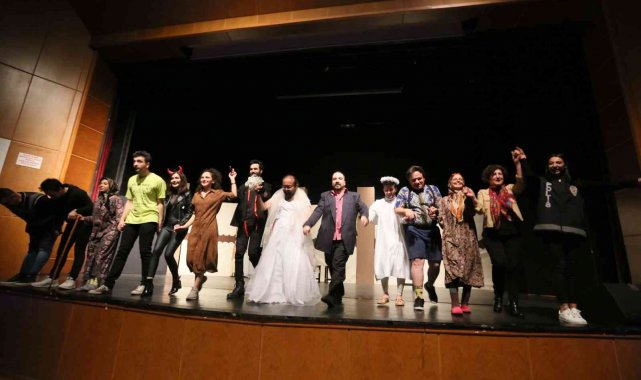 Efeler&#039;in Dünya Tiyatro Günü&#039;ne özel oyunu tiyatroseverlerle buluştu