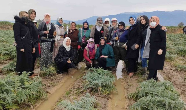 Efelerli AK Kadınlar '8 Mart'ta tarlaya indi