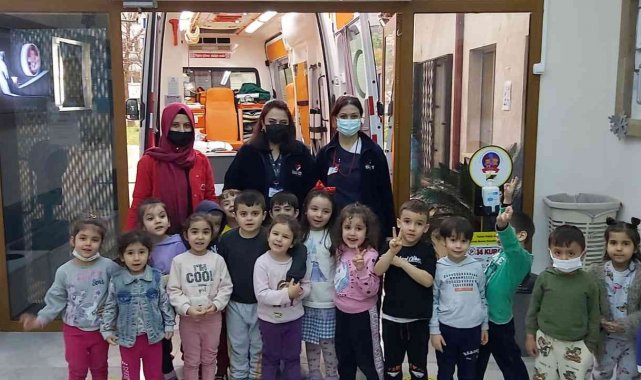 Egekent Hastanesi sağlık personelinden anaokulu öğrencilerine ambulans eğitimi