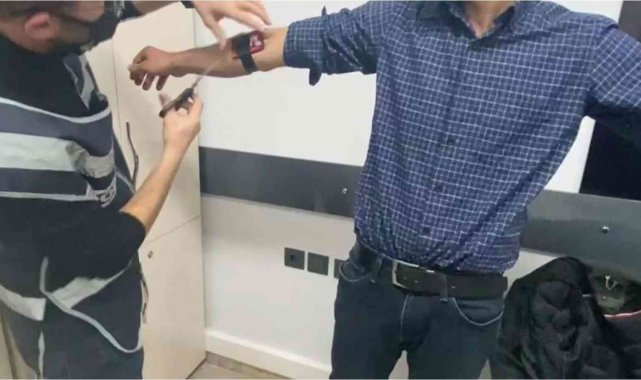 Ehliyet sınavında görüntülü ve sesli düzenekle yakalandı