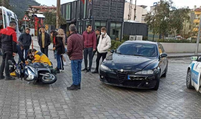 Ehliyetsiz sürücü motosiklete çarptı: 1 yaralı