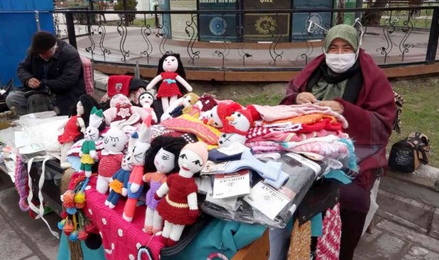 El emeği ürünler ile hem torununu okutuyor hem hasta eşine bakıyor