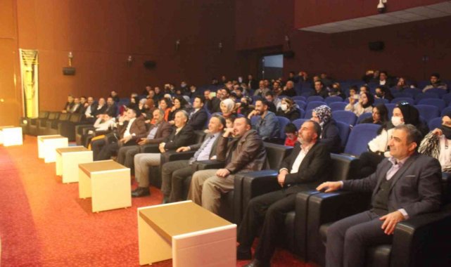 Elazığ&#039;da &#039;Newiş Newişe&#039; tiyatro oyunu büyük ilgi gördü