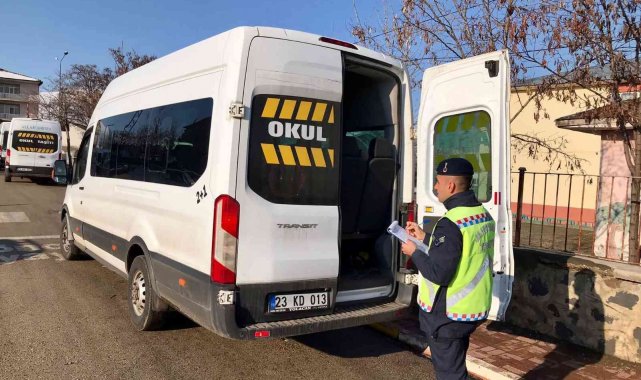 Elazığ'da jandarma ekipleri okul servis araçlarını denetledi