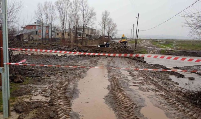 Elazığ'da sel suları altında kalan köprü ulaşıma kapatıldı