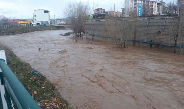 Elazığ&#039;da yoğun yağışların ardından dereler taştı, vatandaşlara anonsla sel uyarısı yapıldı