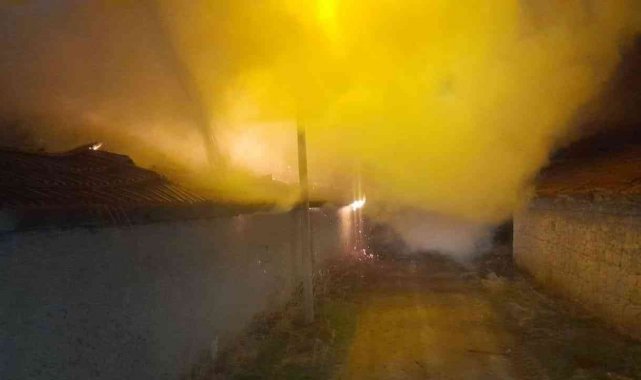 Emirdağ'da köy evi yandı