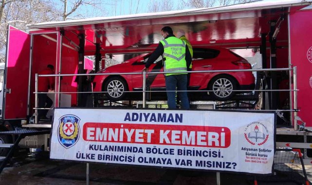 Emniyet kemeri takmayan sürücülere kaza anları simülatör ile gösterildi