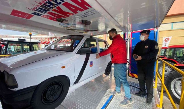 Emniyet kemerinin önemi simülasyon aracıyla anlatıldı