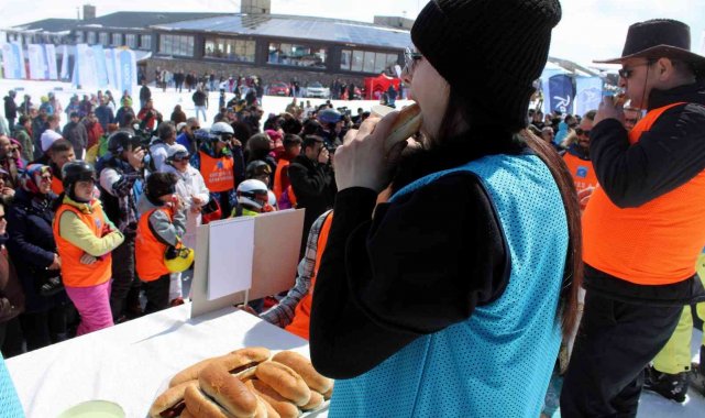 En fazla sucuk ekmeği yemek için yarıştılar
