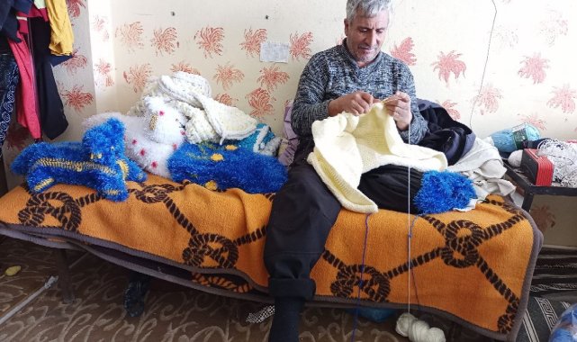 Engelli babanın örgü aşkı paraya dönüşüyor