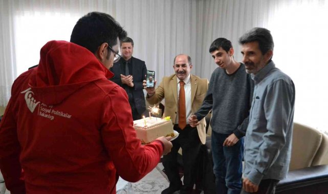 Engelli gence doğum günü sürprizi