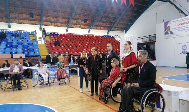 Engelli sporcuların dans gösterileri adeta nefesleri kesti