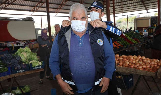 Erdemli Belediyesi, semt pazarlarındaki esnafa yelek dağıttı