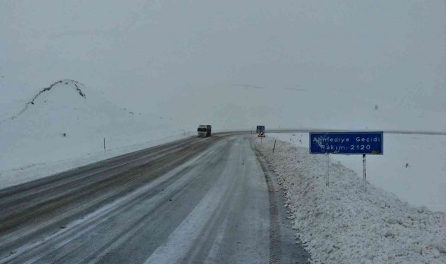 Erzincan'a kış geri döndü