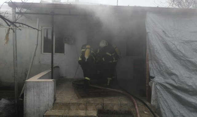 Erzincan'da çıkan yangında ev kullanılamaz hale geldi