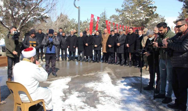 Erzincan'da deprem şehitleri dualarla anıldı