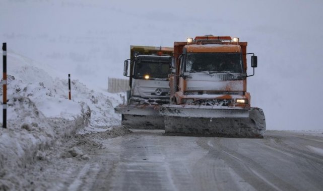 Erzincan&#039;da kar ve tipiden 89 köy yolu ulaşıma kapalı