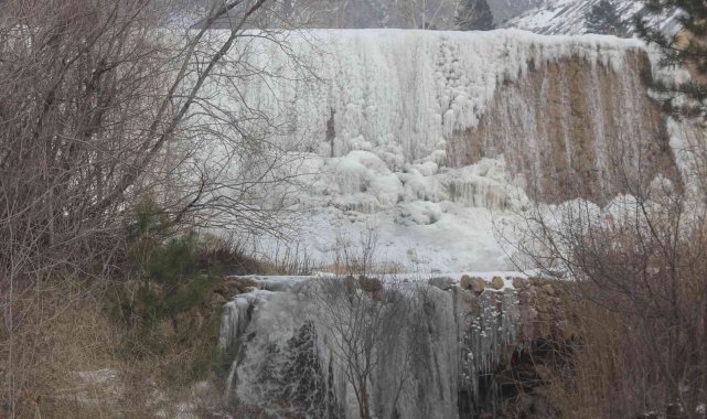 Erzincan'da kar yerini soğuk havaya bıraktı
