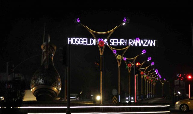 Erzincan'da mahyalar caddeleri süslemeye başladı